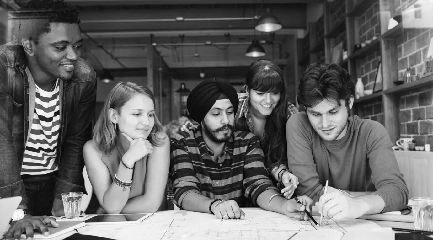 Konzept für ein zwangloses Brainstorming-Meeting von Architekten im Café.