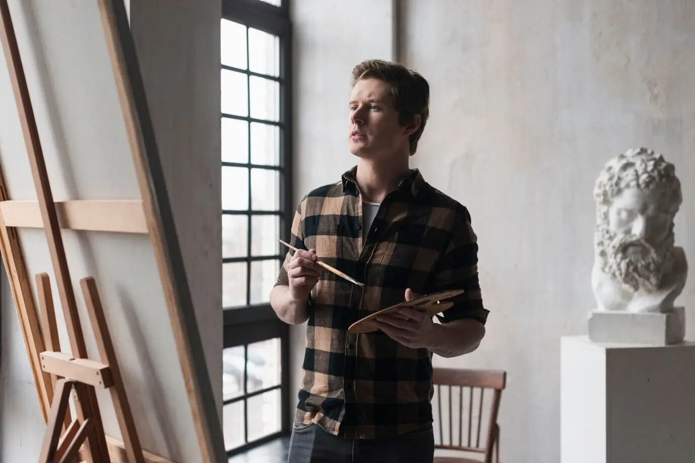 Junger Künstler auf der Suche nach Details in einem Gemälde.