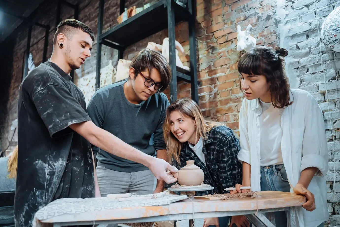 Herstellung eines handgefertigten Tontopfs. Töpferunterricht mit einem Meister.
