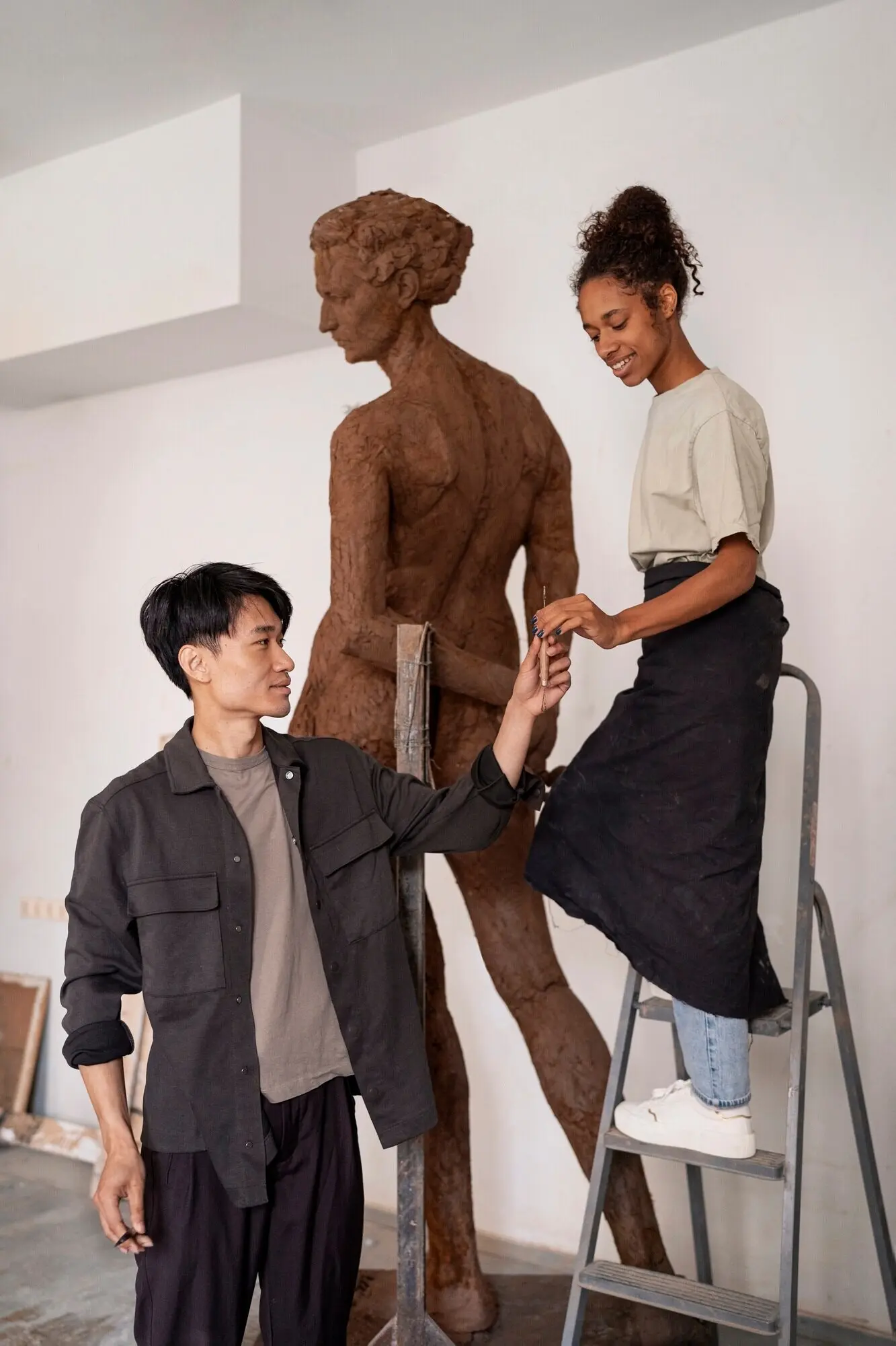 Seitenansicht von Personen beim Modellieren mit Ton